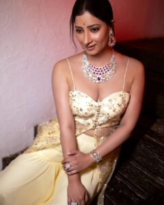 Niharica Raizada Instagram - A little Lush a little Priti!

Styled by  @pritisahnidesigns 
Makeup by @makeoverbyamiofficial 
Photographer @sagarsanket23 and
 @mandarbhadrike_photography 
Jewellery @lushjewelsmumbai 
In frame @official_niharica_raizada 

#Fashion #IndianAttire #NiharicaRaizada
#PritiSahni #DiamondJewellery
