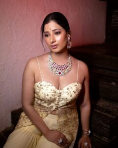 Niharica Raizada Instagram - A little Lush a little Priti!

Styled by  @pritisahnidesigns 
Makeup by @makeoverbyamiofficial 
Photographer @sagarsanket23 and
 @mandarbhadrike_photography 
Jewellery @lushjewelsmumbai 
In frame @official_niharica_raizada 

#Fashion #IndianAttire #NiharicaRaizada
#PritiSahni #DiamondJewellery