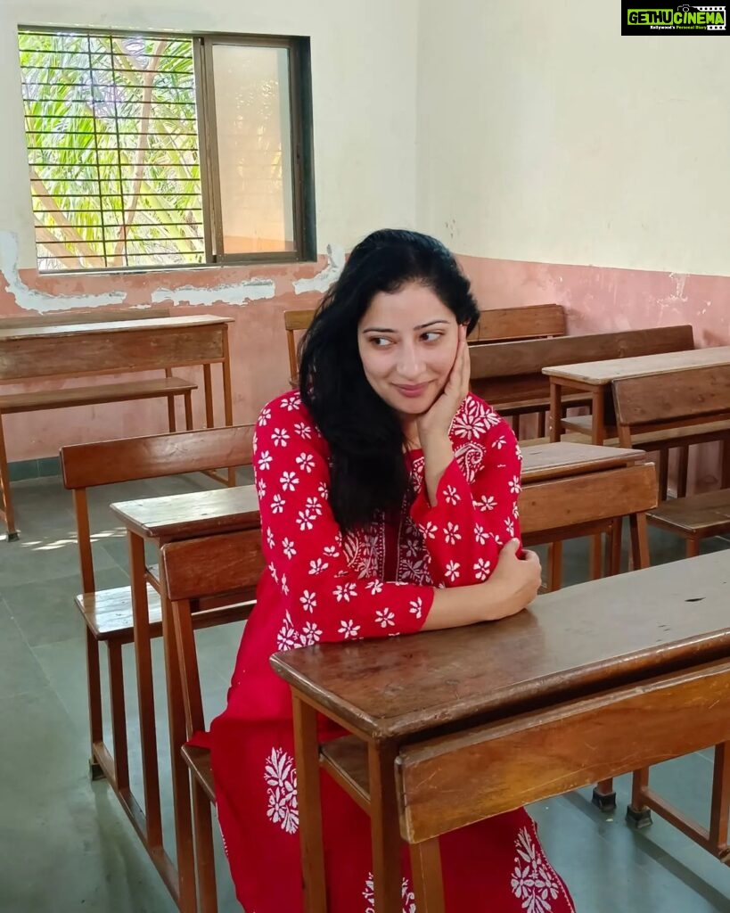Niharica Raizada Instagram - I never went to an Indian school, but if I did. That too co-ed and government. This is how I would check out baajjuu waala "the cutie" of the class. #NiharicaRaizada