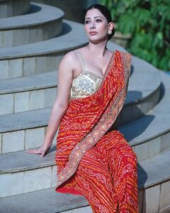 Niharica Raizada Instagram - Gujju Baccha!

#NiharicaRaizada 

Shot by @_hrishigrapher

Designer @aynaaworld 
Stylist @banthia.kapil