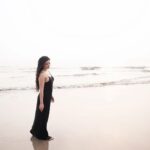 Niharica Raizada Instagram - The Known becomes the Unknown #NiharicaRaizada Shot by @adityab.photography Sur un chemin inconnu, je marche avec audace, À travers les sentiers où personne ne passe. Le vent murmure des secrets à mon oreille, La nature m'entoure, douce et sans pareille. Je me dirige vers la mer, où règne la sérénité, Les vagues apaisantes bercent ma réalité. Le bruit des flots m'apporte une paix profonde, Et mon âme se fond dans cet océan du monde. अज्ञात पथ पर चलते, मैं धीरे-धीरे, जहां कोई नहीं है, खुद को बदलते। हवा चुपके से सुनाती है गुप्त बातें, प्रकृति मेरे आस-पास, सुंदर और निराली रातें। समुंदर की ओर चलते, शांति मिलती है वहां, तरंगों की लोड़ा मुझे सुला देती है स्थान। जल की ध्वनि मुझे गहरी शांति प्रदान करती है, और मेरी आत्मा घुल जाती है इस सागर में दुबकाने में।