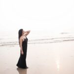 Niharica Raizada Instagram - The Known becomes the Unknown #NiharicaRaizada Shot by @adityab.photography Sur un chemin inconnu, je marche avec audace, À travers les sentiers où personne ne passe. Le vent murmure des secrets à mon oreille, La nature m'entoure, douce et sans pareille. Je me dirige vers la mer, où règne la sérénité, Les vagues apaisantes bercent ma réalité. Le bruit des flots m'apporte une paix profonde, Et mon âme se fond dans cet océan du monde. अज्ञात पथ पर चलते, मैं धीरे-धीरे, जहां कोई नहीं है, खुद को बदलते। हवा चुपके से सुनाती है गुप्त बातें, प्रकृति मेरे आस-पास, सुंदर और निराली रातें। समुंदर की ओर चलते, शांति मिलती है वहां, तरंगों की लोड़ा मुझे सुला देती है स्थान। जल की ध्वनि मुझे गहरी शांति प्रदान करती है, और मेरी आत्मा घुल जाती है इस सागर में दुबकाने में।