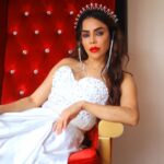 Nikita Rawal Instagram - “A queen is always confident in her own abilities.” ❤️ #nikitarawal #queen #white #eligent