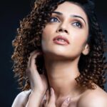 Nimika Ratnakar Instagram - You know you're all set to slay when Curls ✅ Smile ✅ Accessories ✅ Vibe ✅ Jewellery: @giva.co Photography : @abel_prince.j Makeup & Hair: @glam8makeover #OOTD #Slay #GoodVibes #Curls #actor #model #givasilverjewellery #giva #sandalwood #photography