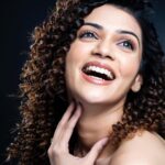 Nimika Ratnakar Instagram - You know you're all set to slay when Curls ✅ Smile ✅ Accessories ✅ Vibe ✅ Jewellery: @giva.co Photography : @abel_prince.j Makeup & Hair: @glam8makeover #OOTD #Slay #GoodVibes #Curls #actor #model #givasilverjewellery #giva #sandalwood #photography