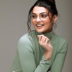 Nimika Ratnakar Instagram - “A girl should be two things: Classy & Fabulous” - Coco Chanel Such a lovely time shooting with the very talented photographer @vinu5494 and the very pretty MUA @supremesparklemakeupartistry whose work is as beautiful as her, hairstylist @iysha_makeover ❤️ #photography #trending #trendingnow #trend #model #actor #photoshoot #shootmode #shoot #shooting #nimika #nimikaratnakar #sandalwood #tollywood #kannada #kollywood #bollywood #kannadaactress #heroine #actress #mua #fashion #vogue #neon #birds #parrot #makeup #mua #green #photography #photo