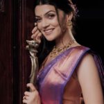 Nimika Ratnakar Instagram - Always stay connected to your roots 🍂🍁🍃 #soulsearching Styled by : @new.princess.salon Makeup & hair : Sharmila @new.princess.salon Jewellery: @new.princess.salon Videography : @b_roll_filmer @prasadimages Location: @heritage.villaa Saree: @manikya_silks_suits Blouse: @thechunari #dboss #darshanthoogudeepasrinivas #challengingstardarshan #d56 #kaatera #actor #model #trending #trend #kabza #kannada #kannadaactress #sandalwood #photooftheday #photography #ethnicwear #kranti #nimika #nimikaratnakar #pushpavati