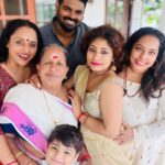 Nisha Sarangh Instagram - എല്ലാവർക്കും ഞങ്ങളുടെ ഹൃദയം നിറഞ്ഞ ഓണശംസകൾ 🌼🌸