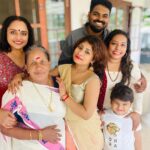 Nisha Sarangh Instagram - എല്ലാവർക്കും ഞങ്ങളുടെ ഹൃദയം നിറഞ്ഞ ഓണശംസകൾ 🌼🌸