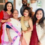 Nisha Sarangh Instagram - എല്ലാവർക്കും ഞങ്ങളുടെ ഹൃദയം നിറഞ്ഞ ഓണശംസകൾ 🌼🌸