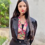 Nitanshi Goel Instagram - And this is our place, we make the rules And there's a dazzling haze, a mysterious way about you dear Have I known you 20 seconds or 20 years? 🤍 #nitanshigoel #nitanshi #nitanshians #laapataladies