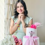 Nitanshi Goel Instagram - Sweet 16!🩷🫶🏻 🎂 @lucibellos_caffe 🧁 @tf.cakes #Sweet16 #birthdaygirl #nitanshigoel #meresapne #nitz