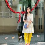 Nitanshi Goel Instagram - Happy Diwali loveliesss 🪔🪞✨ 👗 @kirtiagarwal_varsha Jewellery @teejhindia #happydiwali #nitanshigoel #nitanshi #nitanshians #laapataladies
