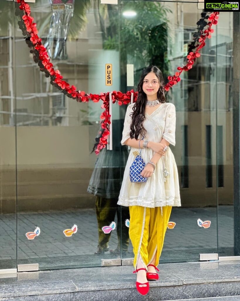 Nitanshi Goel Instagram - Happy Diwali loveliesss 🪔🪞✨ 👗 @kirtiagarwal_varsha Jewellery @teejhindia #happydiwali #nitanshigoel #nitanshi #nitanshians #laapataladies