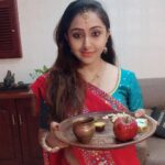 Nithya Das Instagram - #karwachauth #bangles #grabbiessnacks #jutebasket #giftingideas #giftingsolutions #festiveseason #festivehampers #agcreationsindore #hamper #sapphirecookies #gonemadchocostick #newideas #newdesigns #newconcept #onlyat #wedding #india #giftinstyle #tonggarden #customisedgiftings #customisedhampers #fashion #kundanjeweleryu