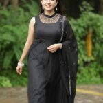 Nithya Das Instagram - 🖤 outfit: @pradwana ornaments: @alameen_fashion_jewels Stylist: @anjali.fashionstories H&M: @vikramanvijitha . . . . . . #shootday #blackbeuty #flowers #instagood #happyday #workmode #love #happiness