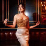 Niyati Fatnani Instagram - Vibe...💫🍷 Styled by: @styleitupbyaashna Shot by: @mirajverma_photography Corset: @labelmuslin Skirt: @creativefashion_by_himani Earrings: @nishka.closet_ Hair & Makeup by: @celebsmakeupbysejal @makeoverbysejalthakkar Location: @lotdpowai #gold #niyatifatnani #styleitupbyaashna