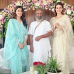 Nupur Sanon Instagram – I feel so fortunate and honoured to have met Gurudev Sri Sri Ravi Shankar in Mumbai . His smile, his energy and most importantly taking his blessings made us feel so loved. So thankful to have got time to share my thoughts with him and learn from him. Went back home with a calm mind and a happy heart. :) 😇💛 
@srisriravishankar 🙏🏻