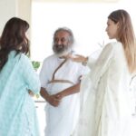 Nupur Sanon Instagram – I feel so fortunate and honoured to have met Gurudev Sri Sri Ravi Shankar in Mumbai . His smile, his energy and most importantly taking his blessings made us feel so loved. So thankful to have got time to share my thoughts with him and learn from him. Went back home with a calm mind and a happy heart. :) 😇💛 
@srisriravishankar 🙏🏻
