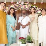 Nupur Sanon Instagram – I feel so fortunate and honoured to have met Gurudev Sri Sri Ravi Shankar in Mumbai . His smile, his energy and most importantly taking his blessings made us feel so loved. So thankful to have got time to share my thoughts with him and learn from him. Went back home with a calm mind and a happy heart. :) 😇💛 
@srisriravishankar 🙏🏻