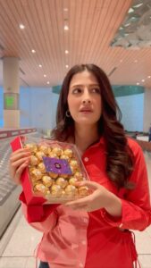 Nupur Sanon Instagram - And the Cutest thing happened !! ❤️

I just love how CRED made everyone's Christmas exciting by giving away gifts at the Airport. Mine too!! 🥰 🎅 

There are more rewards to be won on the CRED app. Go check out now @cred_club 

#Collab
