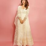 Nupur Sanon Instagram – The classic white anarkali + red lip + loads of simplicity! Bas ❤️‍🔥🌻

•

Team Sara : 

Hmu – @makeupbydevanshii 
Styled by – @ashwin_ash1 & @hassankhan_3
Style team – @ahmedxmirza
Outfit – @jade_bymk
Jewellery- @houseofqc 
Shot by – @visualaffairs_va