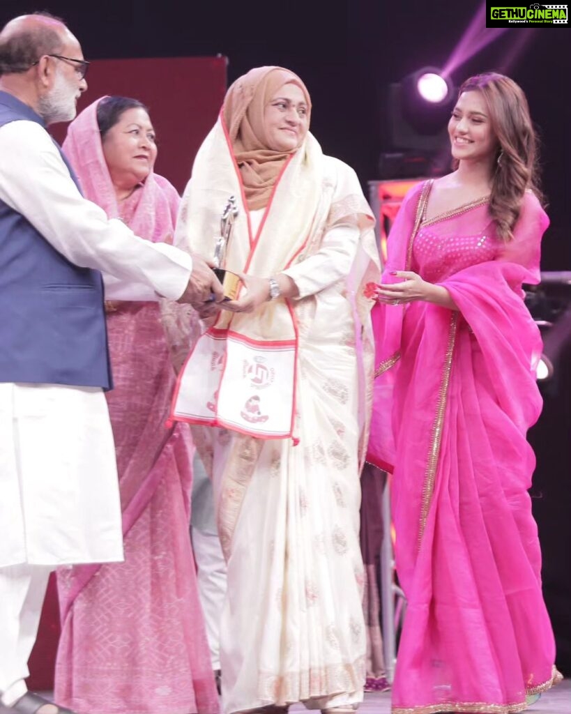 Nusraat Faria Instagram - Finally making her proud❤️ Thanks to @rtvonline for giving this award to my mother.