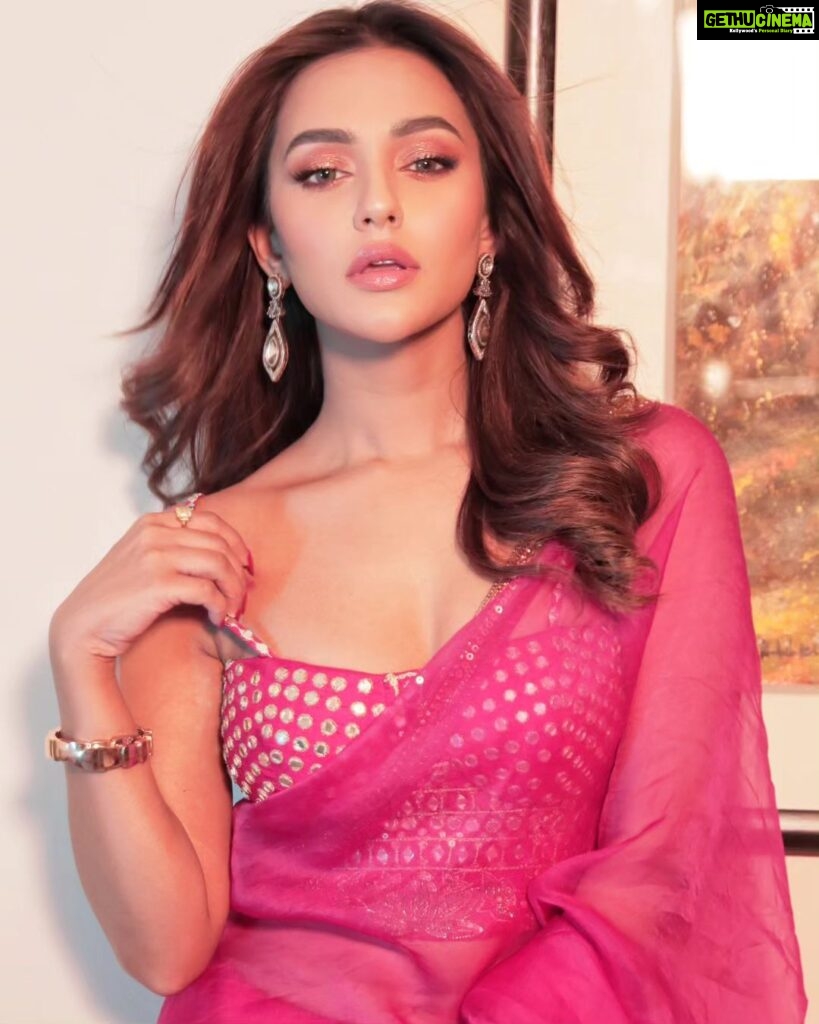 Nusraat Faria Instagram - Sorry for your loss 🙈 Wearing @festivibe.official Jewellery @drkashfiaaamina
