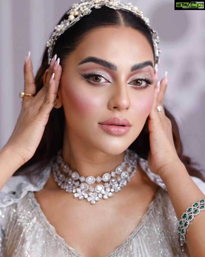 Nusraat Faria Instagram - My all-time gratitude to my super glam team for making my look absolutely myself in My every Events. My fav @zahidkhanbridalmakeover And my dearest @drnabilanabi ❤❤ PC @mh_bipu Today at National award 🌟