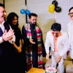 Pakhi Hegde Instagram - लीजेंड बॉलिवुड सिंगर हरिहरन जी ने लाइव गाना गा कर जन्मदिन को यादगार बना दिया, आप भी सुनिए…. Mere birthday party me cake cutting ke mauke per jab legend bollywood singer Hariharan ji apne gaano ki kuch line gunagunaaye to Ek shama ban gaya. Aap bhi suniye un legendary gaano ke kuch lines ko. हिल्टन होटल लखनऊ में मेरे जन्मदिन के मौक़े पर मेरे पसंदीदा सिंगर और मेरे मित्र हरिहरन जी जिनके सिंगिंग का मैं बहुत बड़ा फैन हूँ। वो मेरे साथ केक काट रहे हों. मेरे पसंदीदा गानों को गा रहे हो इससे बड़ा गिफ़्ट और बड़ा भाग्य क्या हो सकता है । और ये भाग्य सौभाग्य में बदल जाता है जब साथ में विनोद शाही भैया, मुंबई से ख़ास अटेंड करने आई एक्ट्रेस पाखी हेगड़े जी, सुधीर हलवासिया जी, रामचन्द्र प्रधान जी, बब्बू भाई सहित मेरे कई सम्मानित दोस्तो का साथ हो, आप भी लुत्फ़ लीजिए हरिहरन जी के खूबसूरत और जादुई गानों की। #singerhariharan #vinodshahi Lucknow, Uttar Pradesh
