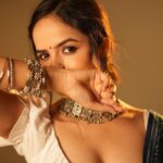Palak Sindhwani Instagram - Aur yaha mai apna face fat chipate hue..😌 . . #postoftheday #instamood #instagood #saree #sareelove #ethnicwear #indianwear #ootd