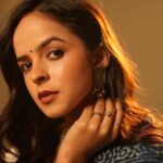 Palak Sindhwani Instagram - ख़ूबसूरती निगाहों में है.. निगाहें जिसे चाहे उसे ख़ूबसूरत बना दे..🦋 . . Captured by - @ketangadkar x @thribecreators HMU - @ayeshamakeovers_ . . #instamood #aesthetic #goodvibes #saree #ethnicwear #indianwear #indianlook #ootd #explore #palaksindhwani