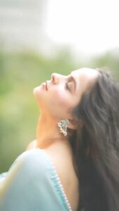 Palak Sindhwani Instagram - This song reminds you of?! 💭❤️
.
.
#slomo #trendingreels #instamood #moodshot #fyp #explore #ethnicwear #reelitfeelit