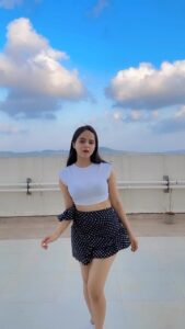 Palak Sindhwani Instagram - शिकारी ख़ुद यहाँ शिकार हो गया । 👯‍♀️🤫
.
.
#retro #sundayvibes #dancereels #trendingreels #retrodance #fyp #explore