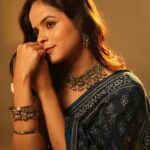 Palak Sindhwani Instagram - ख़ूबसूरती निगाहों में है.. निगाहें जिसे चाहे उसे ख़ूबसूरत बना दे..🦋 . . Captured by - @ketangadkar x @thribecreators HMU - @ayeshamakeovers_ . . #instamood #aesthetic #goodvibes #saree #ethnicwear #indianwear #indianlook #ootd #explore #palaksindhwani