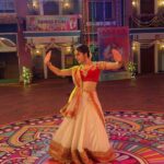 Palak Sindhwani Instagram - From marking my steps to actually performing on stage, It all happened in just a span of 5 hours, Haha!! 🫣 I hope I did justice with it and you all enjoyed my performance last night! ❤️ Thank you @amarsakharkar @taarakmehtakaooltahchashmahnfp for the opportunity. ✨ . . #bts #transitionreels #trendingreels #performance #dancereels #tmkoc #palaksindhwani