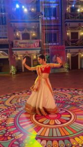 Palak Sindhwani Instagram - From marking my steps to actually performing on stage, It all happened in just a span of 5 hours, Haha!! 🫣

I hope I did justice with it and you all enjoyed my performance last night! ❤️

Thank you @amarsakharkar @taarakmehtakaooltahchashmahnfp for the opportunity. ✨
.
.
#bts #transitionreels #trendingreels #performance #dancereels #tmkoc #palaksindhwani