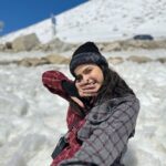 Palak Sindhwani Instagram - It was love at frost sight..☃️🏔️❄️ . . #postoftheday #snow #snowing #leh #lehladakh #fyp #ootd #travel #travelgram #instatravel #explore #exploreindia #palaksindhwani Heaven :)