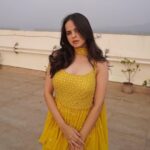 Palak Sindhwani Instagram - तो ऐसा कैसे हैं..🌻🤍 . . Clicked by my fav - @harshit_sid Outfit - @seasonsmumbai HMU - 🙋‍♀️ . . #postoftheday #ootd #ethnicwear #instamood #festivevibes #yellow #explore #sunshine #fyp #palaksindhwani