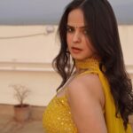 Palak Sindhwani Instagram - तो ऐसा कैसे हैं..🌻🤍 . . Clicked by my fav - @harshit_sid Outfit - @seasonsmumbai HMU - 🙋‍♀️ . . #postoftheday #ootd #ethnicwear #instamood #festivevibes #yellow #explore #sunshine #fyp #palaksindhwani