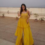 Palak Sindhwani Instagram - तो ऐसा कैसे हैं..🌻🤍 . . Clicked by my fav - @harshit_sid Outfit - @seasonsmumbai HMU - 🙋‍♀️ . . #postoftheday #ootd #ethnicwear #instamood #festivevibes #yellow #explore #sunshine #fyp #palaksindhwani