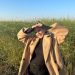 Palak Sindhwani Instagram - POV - Trying to find joy in the little things in life. 🌾🦋 . . Outfit - @urbanic_in Captured by - @harshit_sid . . #postoftheday #selflove #littlejoys #goodmorning #positivevibes #travel #roadtrip #instamood #ootd #winteroutfit #palaksindhwani