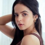 Palak Sindhwani Instagram - Some straight out of bed portraits..📸😴🤎 . . #goodmorning #nomakeup #instamood #portraits #fyp #moodygrams #palaksindhwani