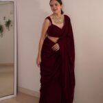 Palak Sindhwani Instagram - Chaap Tilak sab cheeni re, moh se naina milayke..♥️✨ . . Styled by - @poojadargad_25_ . . #postoftheday #ethnicwear #saree #indianwear #traditionallook #fyp #explore #palaksindhwani