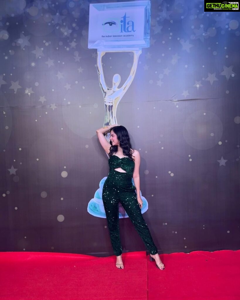 Palak Sindhwani Instagram - All About Tonight! 💫 Attended ita awards for the first time and it was so much fun, good vibes, talented people around and so much love in the air. Thank you @theitaofficial for having me tonight! 💕 PS - hair flip ke stages dekho and I was so excited to put these pictures, edit bhi nahi kiye! 🫣 . . Outfit - @wabisabistyl HMU - @shine_and_shadow_ . . #postoftheday #awardnight #itaawards #explore #artist #instamood #ootd #palaksindhwani