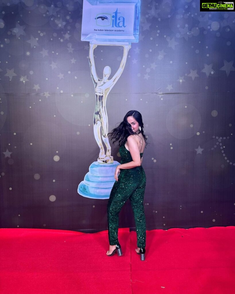 Palak Sindhwani Instagram - All About Tonight! 💫 Attended ita awards for the first time and it was so much fun, good vibes, talented people around and so much love in the air. Thank you @theitaofficial for having me tonight! 💕 PS - hair flip ke stages dekho and I was so excited to put these pictures, edit bhi nahi kiye! 🫣 . . Outfit - @wabisabistyl HMU - @shine_and_shadow_ . . #postoftheday #awardnight #itaawards #explore #artist #instamood #ootd #palaksindhwani