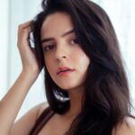 Palak Sindhwani Instagram - Some straight out of bed portraits..📸😴🤎 . . #goodmorning #nomakeup #instamood #portraits #fyp #moodygrams #palaksindhwani