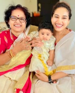 Pooja Ramachandran Instagram - My baby’s first Onam and his 4th month Birthday and missing @highonkokken sooooo much! Happy to have mom with us to celebrate. 

#onam2023 #kiaankokken #firstonam #keralasaree