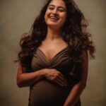 Pooja Ramachandran Instagram - “We don’t laugh because we are happy. We’re happy because we laugh!” @kiyoshotz you guys are so much fun to work with! Thank you for making my shoot so easy and fun! MUA @malar_mua_ Hair karunya_mua Manager @kannan_2000 #maternityshoot #maternityphotography #maternityfashion #pregnancyphotoshoot #pregnancydiary #pregnancyjourney #lifeinsideofme #mybaby #blessedandgrateful #homestretch #indianpregnantmom #pregnantbelly #indianpregnantwomen #mommatobe #welcomingbaby #posers #livelovelaugh #onelife