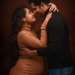 Pooja Ramachandran Instagram - Posers just doin their thing! 😉 Shot by @kiyoshotz Make up @malar_mua_ Hair karunya_mua Manager @kannan_2000 #maternityshoot #maternityphotography #maternityfashion #pregnancyphotoshoot #pregnancydiary #pregnancyjourney #lifeinsideofme #mybaby #blessedandgrateful #homestretch #indianpregnantmom #pregnantbelly #indianpregnantwomen #mommatobe #welcomingbaby #posers #livelovelaugh #onelife